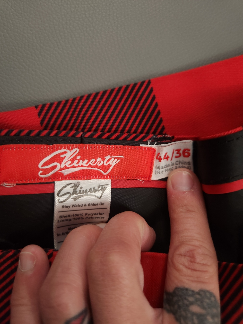Shinesty Golf Men's Buffalo Plaid Chinos in Red & Black 44x36 - Picture 2 of 3